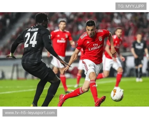 尼斯反击三脚传递打穿，门前推射得手，尼斯持刀袭击